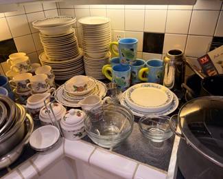 Set of flower dishes