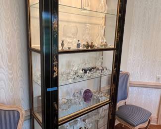 Vintage Chinoiserie black lacquer illuminated currio cabinet, filled with crystal glassware and figurines