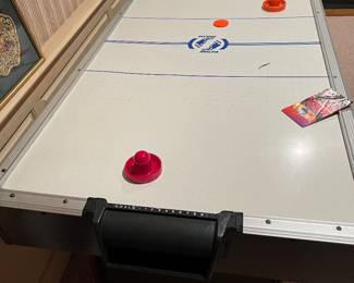 Electric air-powered hockey table