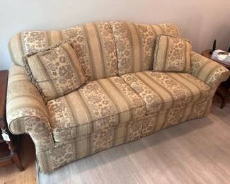 225 traditionalupholsteredsofa