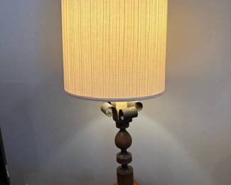216 vintagetablelampwithscrollaccents