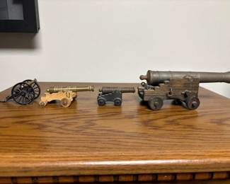 050 setoffourminiaturemodelcannons
