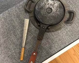 039 antiquenorwegiantitalkrumkakeironse