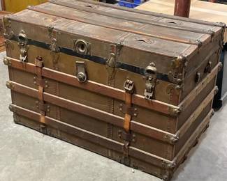 113 largeantiqueflattopsteamertrunk