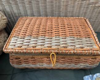 Vtg sewing basket