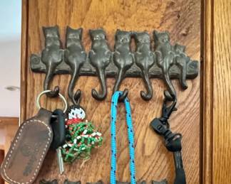 2 cat keyholders