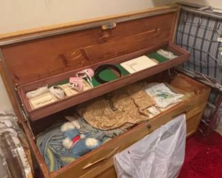 Vintage Lane Cedar Chest with Divided Tray