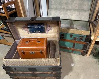 Antique trunks, lg flat top, am humpback