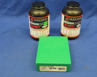 Lot 395. RCBS .257 Roberts reloading dies and two 1-pound cans of Hodgdon rifle powder