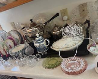 LOTS OF KITCHEN AND GLASSWARE