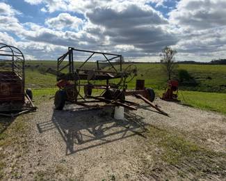 HOOF TRIMMING TABLE