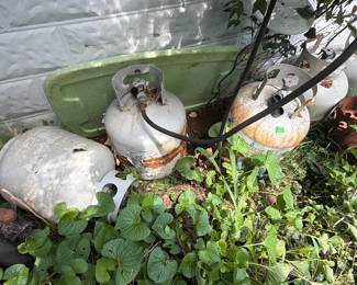 LOT OF PROPANE TANKS
