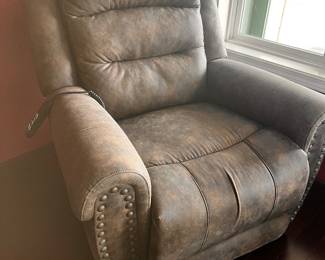 Lg Leather Recliner / nailhead