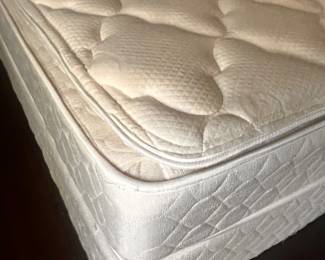 Queen Mattress Set 2 pc good/clean