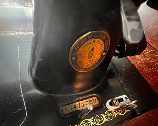 Singer emblem on cabinet / Singer