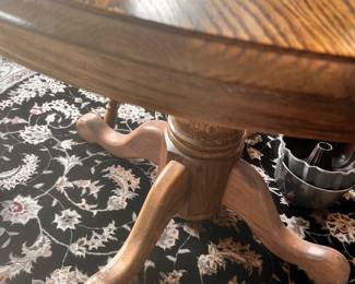 Round Oak Dining Table w/leaf & (4) Chairs sturdy