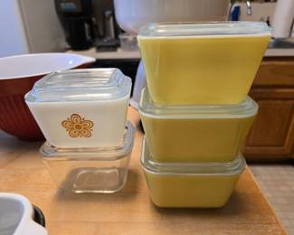 Vintage Pyrex Blutterfly Gold refrigerator dish with lid 401-B - excellent condition!  3 x yellow refrigerator bowls and one clear.  