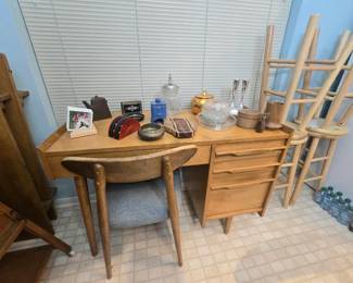 MCM - Mid-Century Modern (1950s) Desk with chair