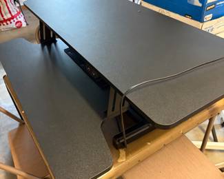 Adjustable desktop station