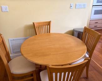 Drop leaf Kitchen dining table and four chairs 41 1/2” x 26” leafs down 48” with leafs up