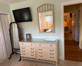 Fick Reed 8 drawer dresser (Queen Bedroom Suite)