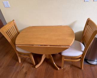 Drop leaf Kitchen dining table and foun chairs 41 1/2” x 26” leafs down 48” with leafs up