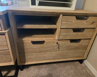 Cabinet with File Drawers that Lock & 2 Drawers