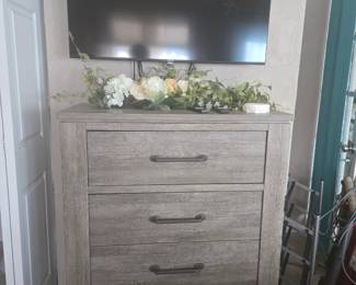 Chest of Drawers & Smart TV