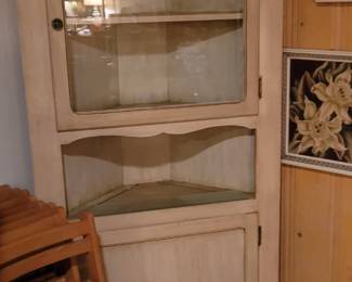 Corner cabinet