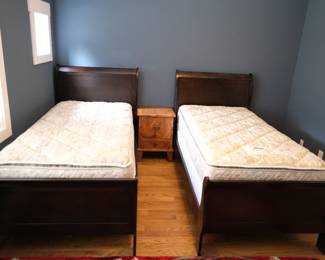 Twin beds (pillowtop mattresses included)