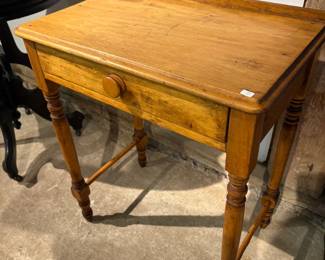 Turned Leg 1-Drawer Wooden Stand