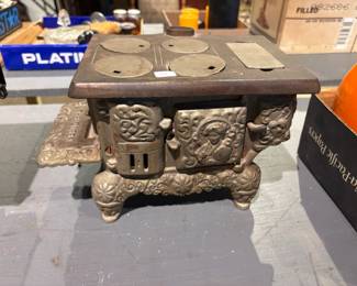 "The Queen" Cast Metal Toy Stove