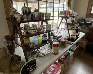 Vintage collectibles, pottery, glassware, decorative accessories, kitchenware and smalls.