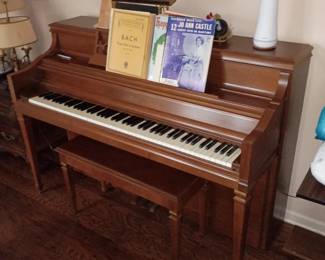 Spinet piano