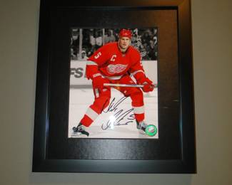 Nicklas Lidstrom framed and autographed photo