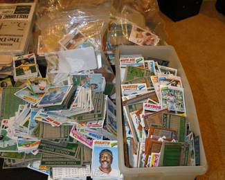 Loose sports trading cards, all of which are ungraded