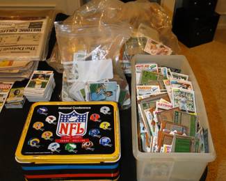 Loose sports cards, and a nice NFL lunchbox