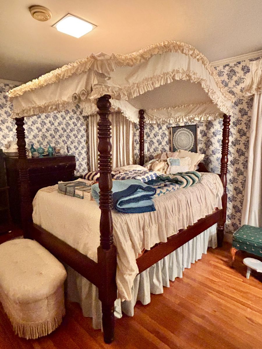 Period Canopy Tester Bed