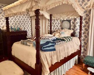Period Canopy Tester Bed