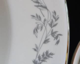 Royal Tuscan Silver Glade Fine Bone China Piece Set third image