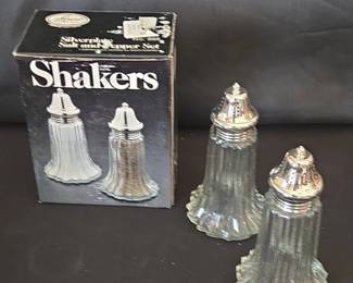 Leonard Silverplated Salt and Pepper Shakers second image