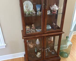 Pulaski Furniture Illuminated Curio Cabinet