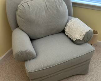 Traditional Swivel Glider Armchair