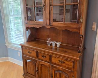 Ethan Allen Heirloom Maple Colonial Early American Drybar Cabinet Hutch