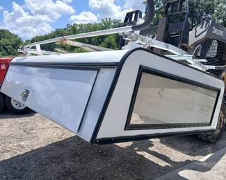 Leer fiberglass truck cap
