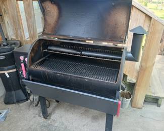 TRAGER SMOKER/GRILL