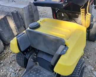 Z spray ride on commercial spreader