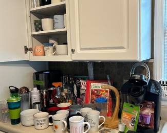 Keurig coffee pot and mugs 
