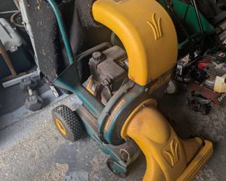 Yardman chipper-Shedder with attachable leave vacuum