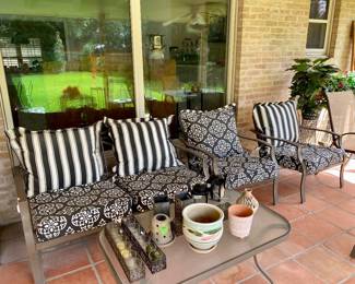 Welcome to the garden, great furniture and pots, grill and storage